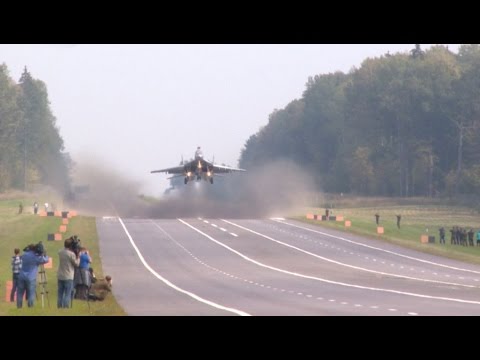 Видео: Посадка самолетов МиГ-29 и Су-25 на АУД. Взлет на боевое применение