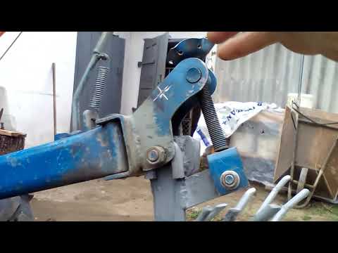 Видео: Мотоблок : Выкапываем молодую картоху веерной копалкой !