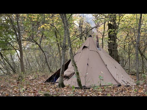 Видео: поход в брезентовой палатке по отдаленному острову, ночь на территории оленей