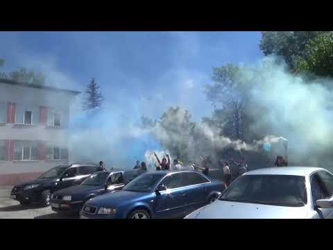 Видео: С автомобилно шествие абитуриенти от ПГ поканиха класната на бал