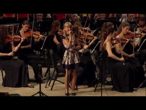 Видео: «Три белых коня» из к/ф "Чародеи", поет Анастасия Ващук, дирижер Игорь Шаталов.