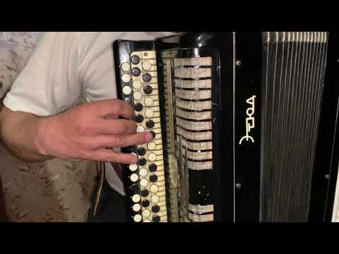 Видео: Разбор на баяне " От людей на деревне не спрятаться "