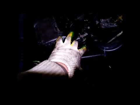 Видео: Мерс 308 замена натяжного устройства.
