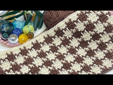 Видео: Как связать двухцветный узор крючком пошагово?