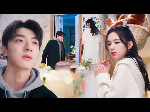 Видео: Президент поскользнулся, извиняясь, и упал на колени перед Золушкой.