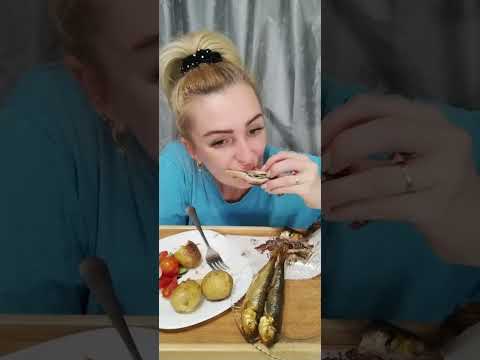 Видео: Мукбанг картошка по деревенски копчёная салака салатик овощной 