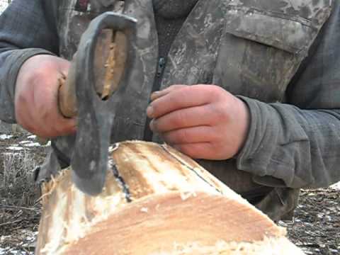 Видео: Сруб в русский угол , техника работы топором .