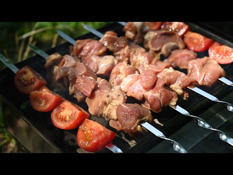 Видео: Как приготовить Вкусный ШАШЛЫК из СВИНОЙ шеи с Помидорами рецепт