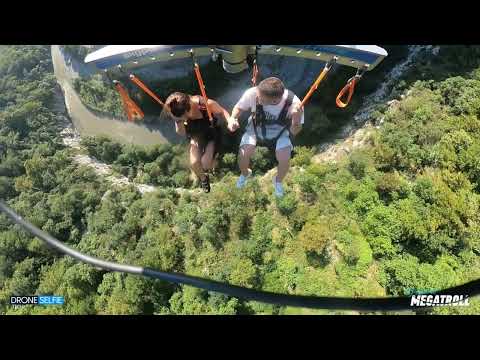 Видео: Прыжок в Skypark с аттракциона Megatroll