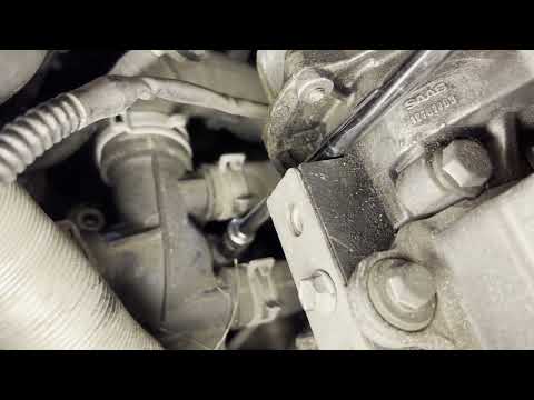 Видео: Как заменить термостат на Saab 9-3 (2004 и новее)