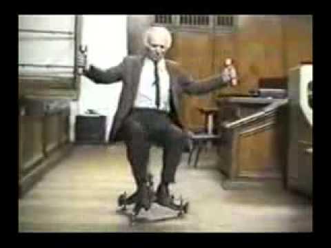 Видео: Скамья Жуковского (закон сохранения момента импульса)