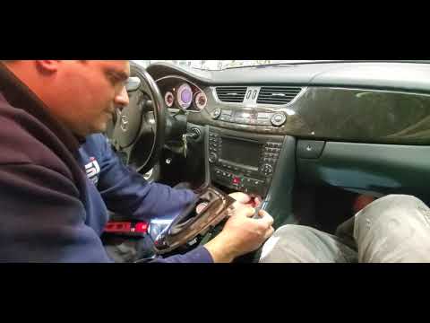Видео: Как снять магнитолу на Mercedes CLS 2004–2009 и Mercedes E-класса 2004–2009