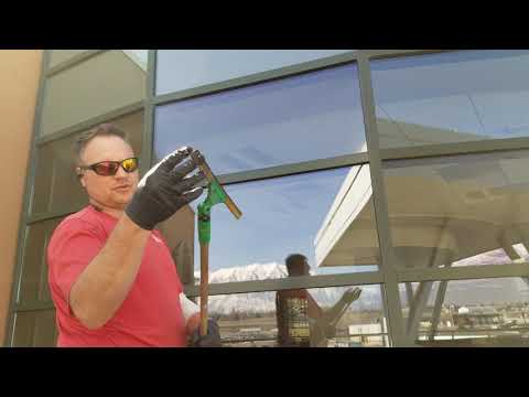 Видео: Мойка окон. Техника и работа на палке.