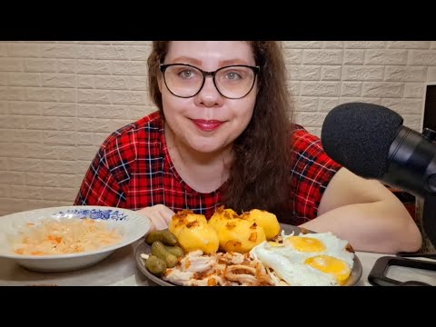 Видео: Мукбанг Куриное мясо жареное, Картошка с зажаркой, Яичница глазунья, Огурчики маринованные, Капуста