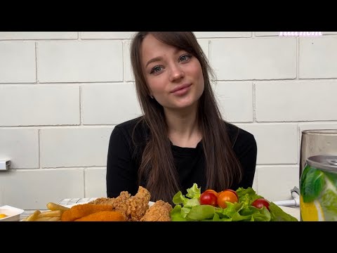 Видео: Mukbang | Мукбанг Rostic's крылья, картофель фри и наггетсы. Отвечаю на вопросы