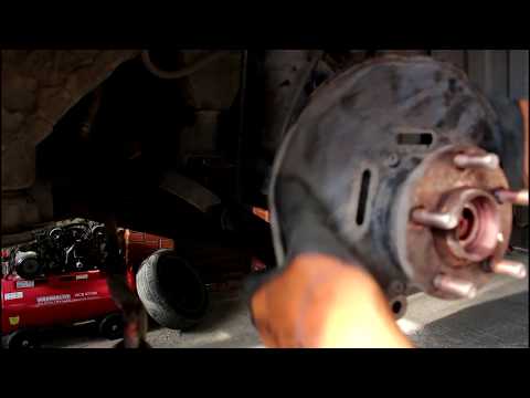 Видео: Замена подшипника передней ступицы Toyota Caldina 2003 Тойота Калдина 2,0