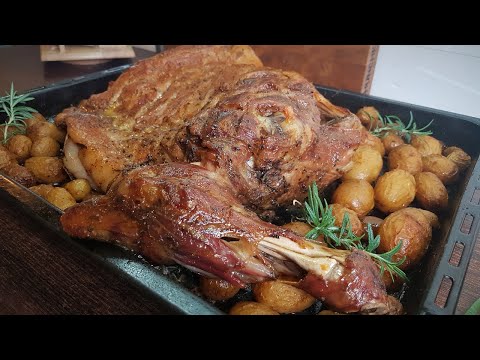 Видео: Агнешко Печено с Гарнитура Пресни Картофи - Вкусно, падащо от костите месо!