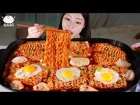 Видео: АСМР МУКБАНГ| Поздний прием пищи (острый рамен YEUL, различные клецки, свежий кимчи).