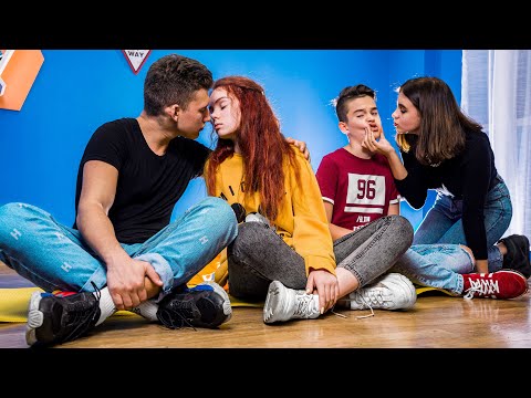 Видео: ПОДРОСТКИ ИГРАЮТ В БУТЫЛОЧКУ НА ПОЦЕЛУИ!!!