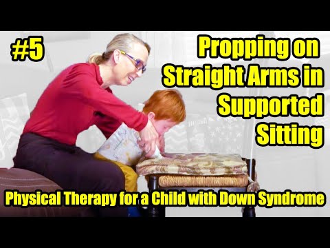 Видео: #5 Опора на прямые руки в положении сидя: физиотерапия для ребенка с синдромом Дауна