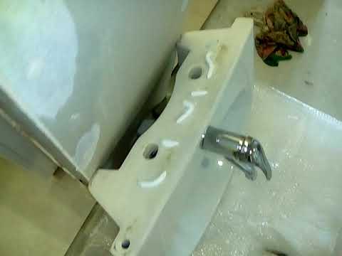 Видео: Как установить раковину на тумбу.