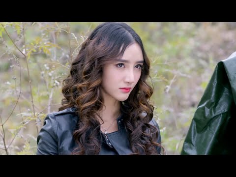 Видео: 2 Гангстеры ограбили красоту в дикой природе, но никогда не думали, что она мастер кунг-фу!