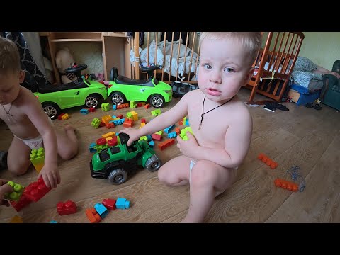 Видео: Семейные моменты: обедаем и строим