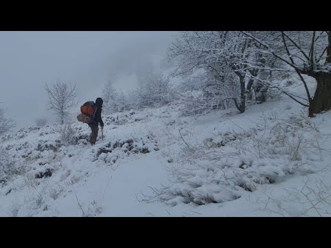 Видео: Одиночный зимний палаточный лагерь в снегу - Теплая палатка с камином - Приготовление пищи