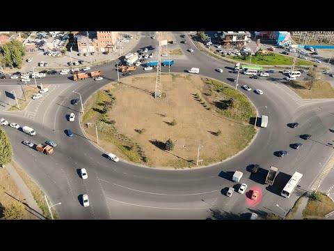 Видео: Покинуть перекресток с круговым движением на четвертом съезде