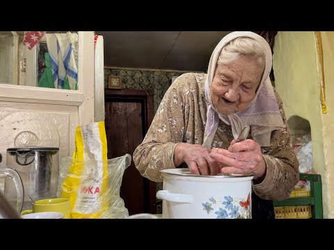 Видео: Жизнь 95 летней бабушки в Русской деревне | Бабушка готовит малиновый пирог в русской печи.