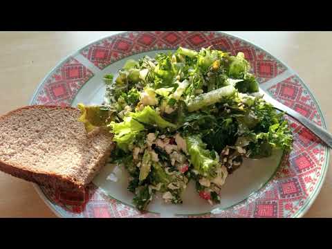 Видео: Весняний салат з сиром. Багато зелені.