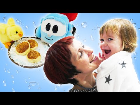 Видео: Строгий критик Бьянка пробует сырники! Купание с игрушками и дегустация на завтрак!