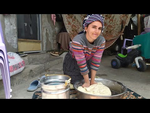 Видео: Живет в глухой деревне \ Блины и чай в печи \ Деревенские люди \ Деревенские дела