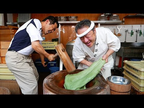 Видео: Японская уличная еда - супер быстрый mochi стучать Япония