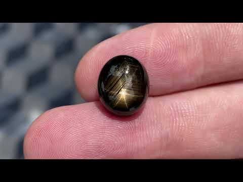 Видео: Звездчатый сапфир: откуда берётся «звезда» и что за «микросхема» внутри камня? + бонус в конце