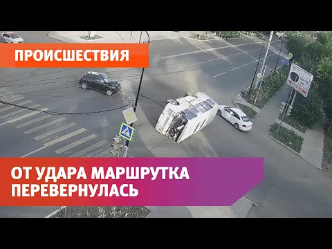 Видео: Автобус перевернулся на перекрестке Чичерина и Ленинской в Оренбурге