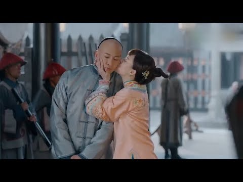 Видео: Золушка поцеловала нежного молодого мастера на публике!