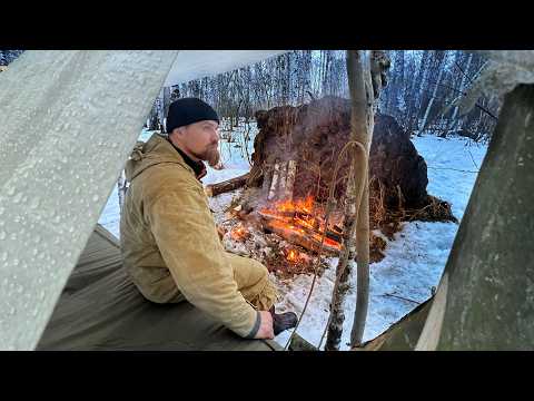 Видео: Как построить простое убежище для выживания у корня упавшего дерева: идеальный зимний кемпинг