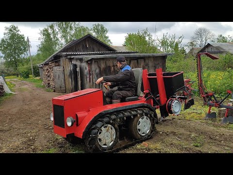 Видео: Гусеничный минитрактор сажает картошку самодельной картофелесажалкой.