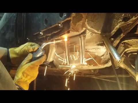 Видео: Замена поддомкратника и усилителя порога Мерседес W124 купе