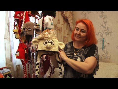 Видео: Копейчанка вяжет креативные зверо-шапки