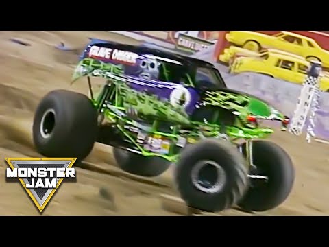 Видео: Grave Digger против BlackSmith | Финал чемпионата мира 2004 года по гонкам | Monster Jam