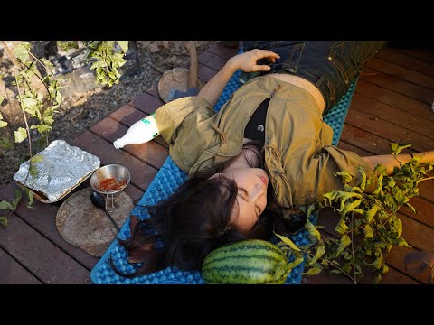 Видео: Всегда правильно есть и пить во время похода. / одиночный кемпинг