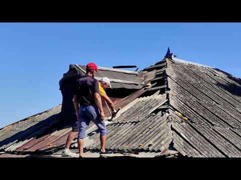 Видео: Реконструкция. Саманный старый дом. Замена крыши