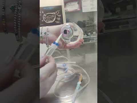 Видео: Подкожная капельница коту