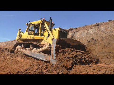 Видео: Легендарный бульдозер Komatsu D355A работает в карьере часть 1