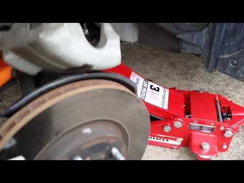 Видео: Замена передних тормозных колодок NISSAN ROGUE 2017