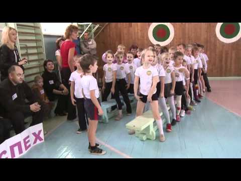 Видео: Урок физкультуры с родителями тося 2010 год 01.avi