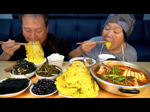 Видео: Корейская домашняя еда !! (Рагу из минтая, блины из капусты и т. Д.) - Шоу еды Мукбанга.