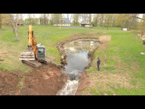 Видео: Busting a Pond Dam - Осушение пруда для очистки